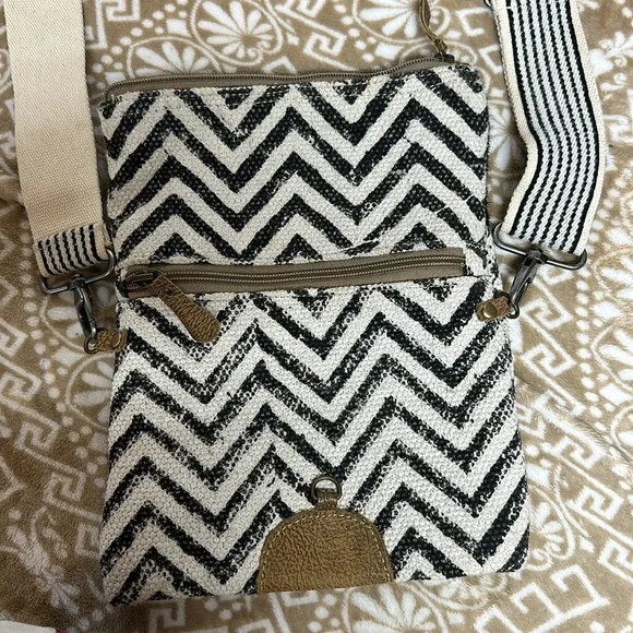 Myra Crossbody Bag - Picture 4 of 7